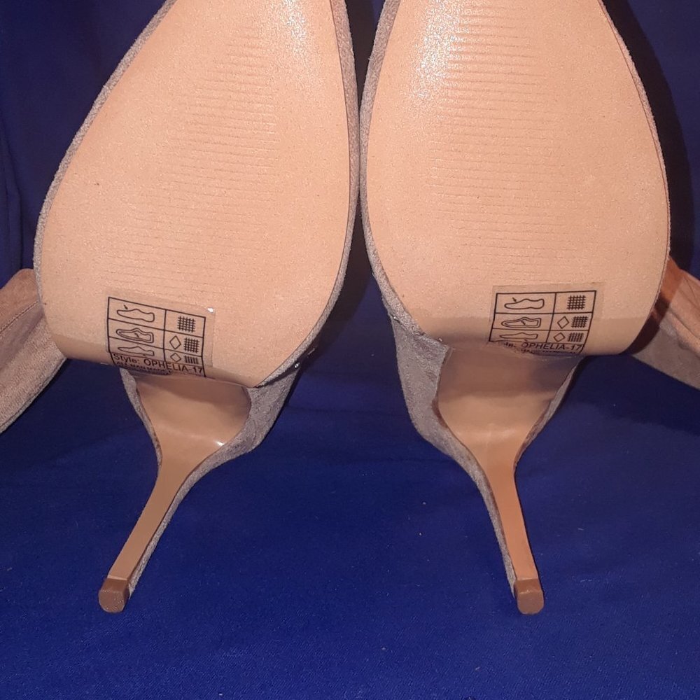 BEIGE MADE YOU FLAWLESS KNEE HIGH BOOTS ( BRAND NEW !!!! ) - Picture 7 of 7